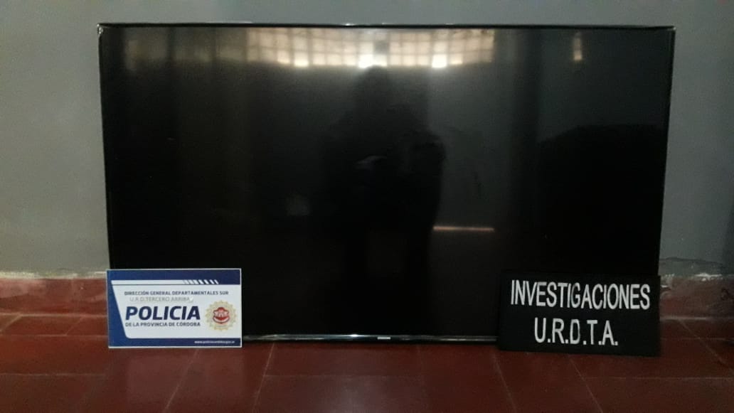 ROBARON UN TV LED DEL CLUB VECINOS Y AL VER EL M&Oacute;VIL LO DEJARON 