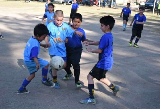 EMPIEZAN A FUNCIONAR LAS ESCUELITAS DE FÚTBOL EN LOS BARRIOS