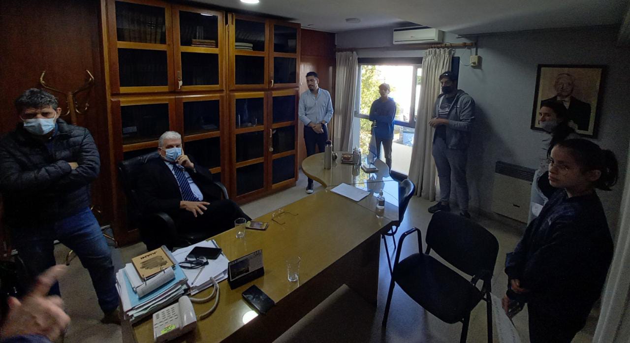 FERRER RECIBE A LOS VECINOS Y PADRES DE LA ESCUELA MITRE