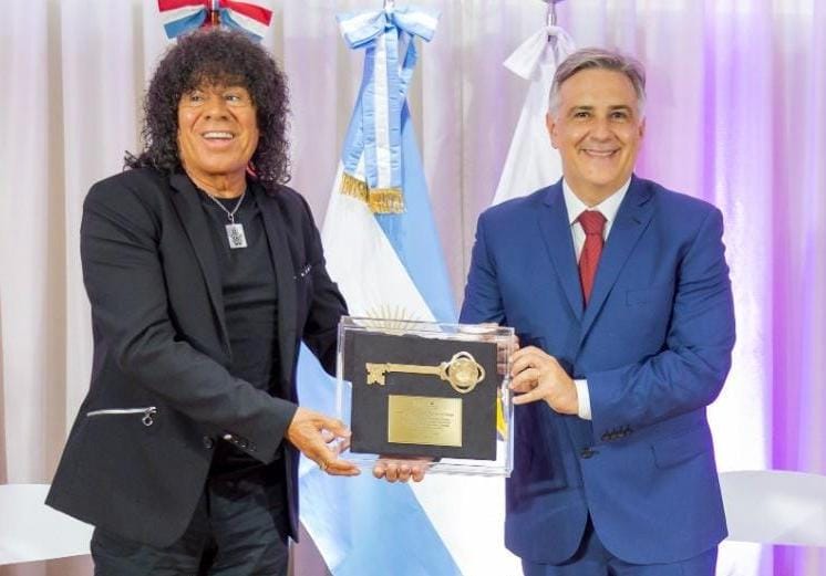 LA MONA JIMENEZ ES EL PRIMER VECINO DE CÓRDOBA EN RECIBIR LA LLAVE DE LA CIUDAD