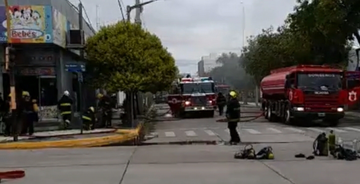 MÁS DE 30 BOMBEROS ESTUVIERON SOFOCANDO EL INCENDIO QUE SE PRODUJO EN UN LOCAL DE INDUMENTARIA