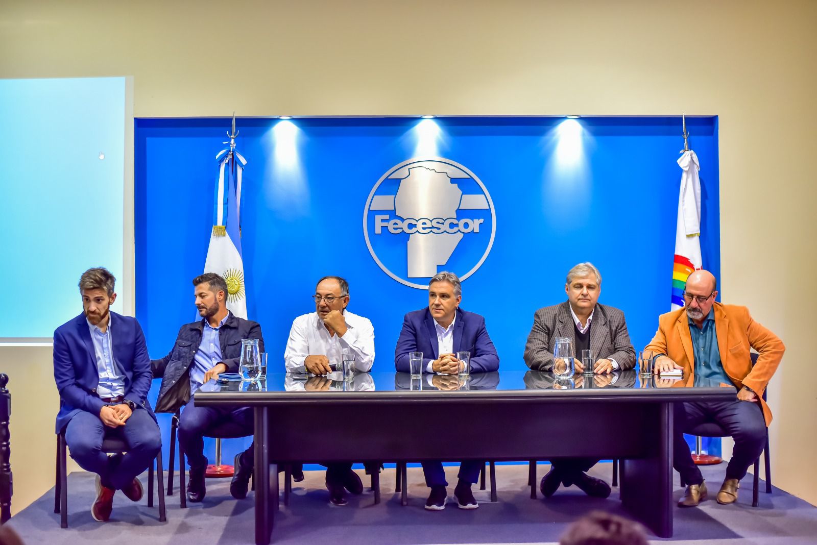 *Martín Llaryora encabezó una jornada de trabajo con cooperativas y mutuales de la provincia*