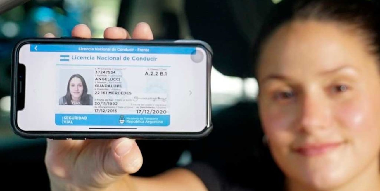 NOTICIAS + IVA : ¿ES VÁLIDA LA LICENCIA DIGITAL PARA CONDUCIR?