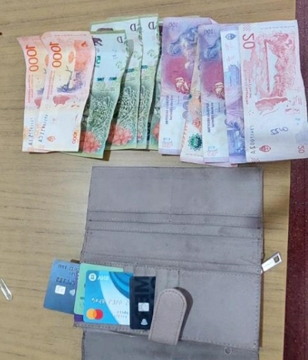 Parte policial: Dos mujeres fueron detenidas por sustraer una billetera de un automóvil 
