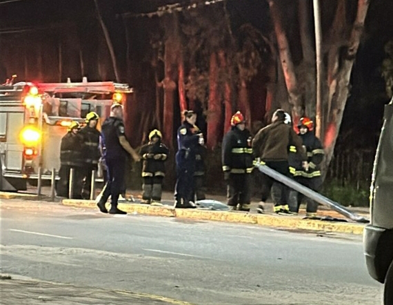 Parte policial: Individuo pierde el control de su vehículo y se sube al cantero central de la Avenida General Savio 