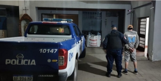 Parte policial: Aprehendido tras atacar y amenazar a un hombre en plena calle.