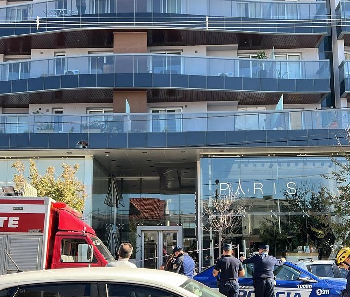 Una mujer murió tras caer de un edificio en pleno centro