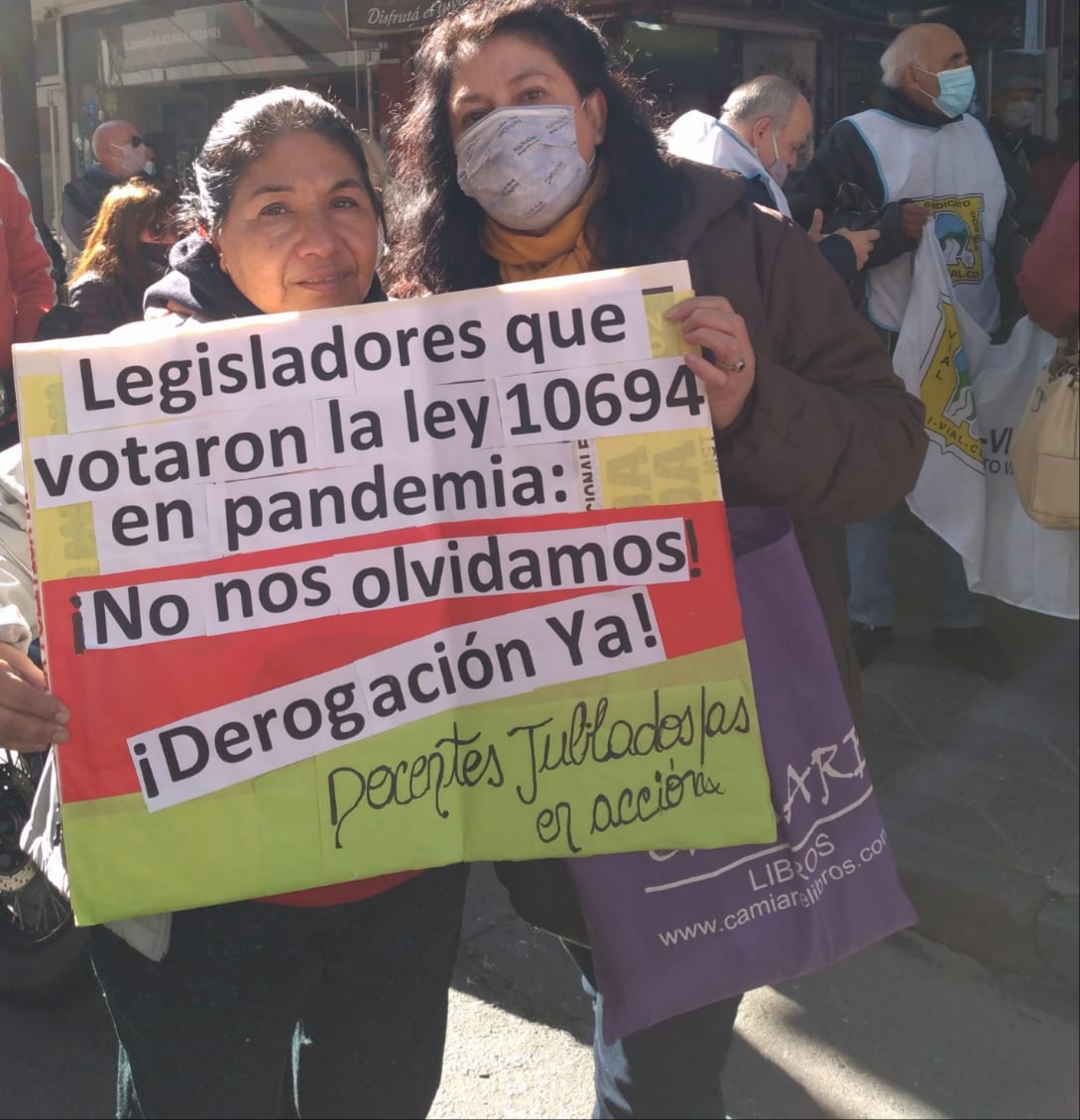 DOCENTES JUBILADOS RECLAMAN LA DEGORACIÓN DE LA LEY 10694