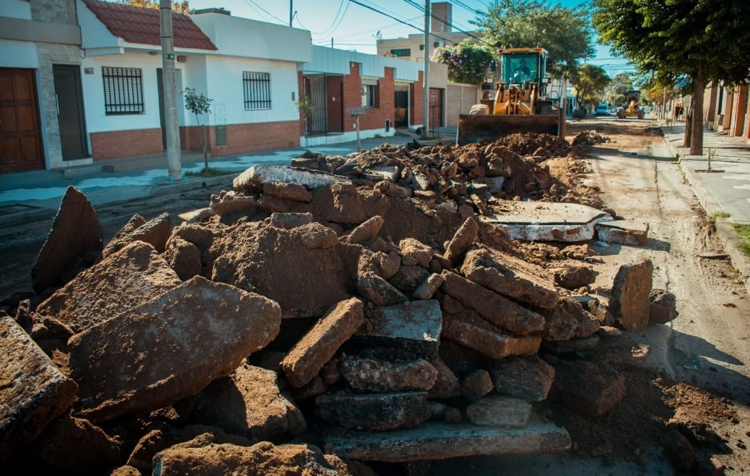EL MUNICIPIO COMENZÓ OTRA ETAPA DE LA REPAVIMENTACIÓN DE LA CALLE FELIPE VARELA