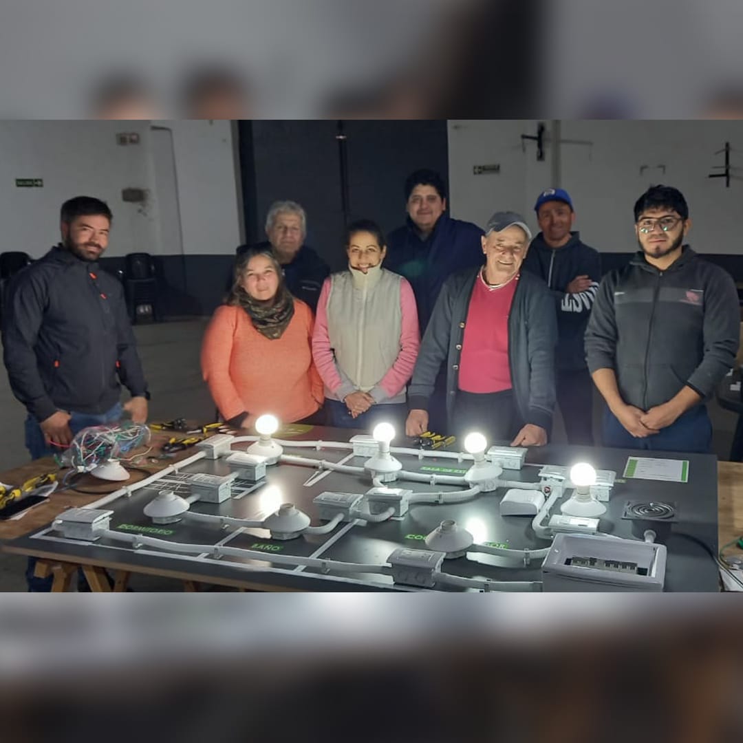 David Balbo: nos gratifica que haya mayor inscripción de mujeres incluso en el taller de electricidad