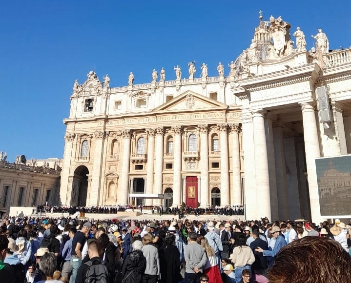 El legado de Francisco sigue vivo: Macarena Torres desde Italia en la previa del cónclave