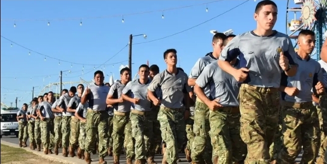 El Gobierno anunció la implementación de un servicio militar voluntario para jóvenes de entre 18 y 28 años