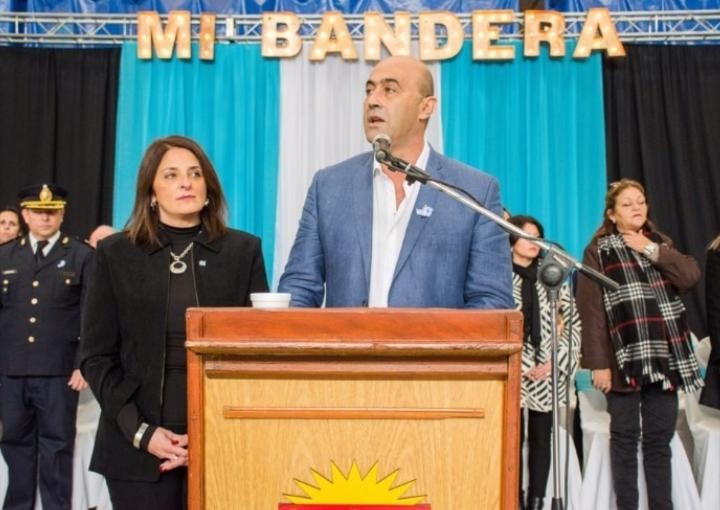 Valeria Virrareal "Hoy se comprometen a defender nuestra Bandera"