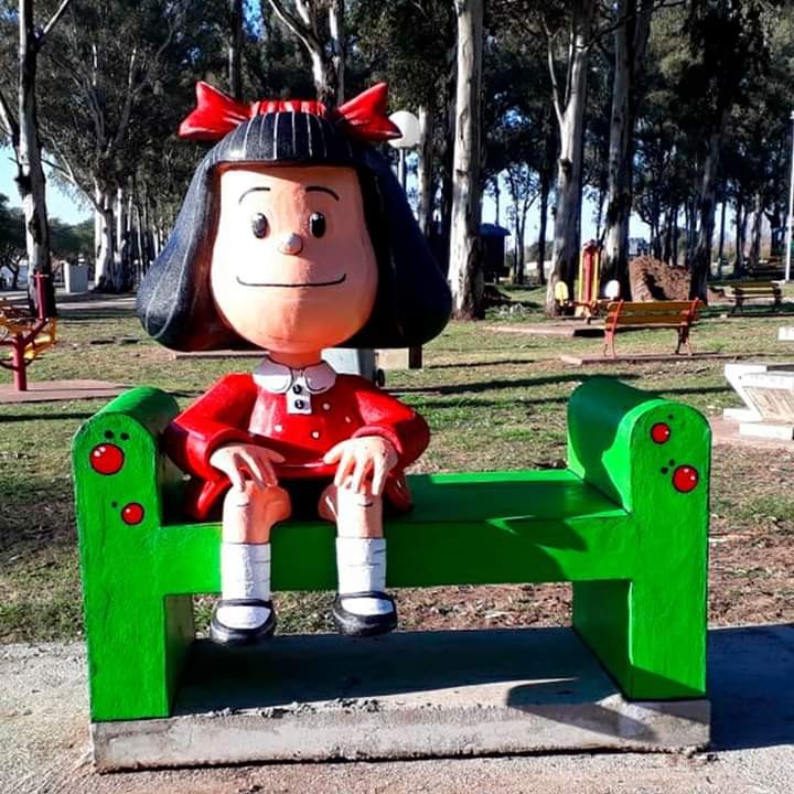 EN CORRALITO INSTALARON ESTATUAS DE HIJITUS, PICHICHUS, MAFALDA Y OTROS PERSONAJES INFANTILES