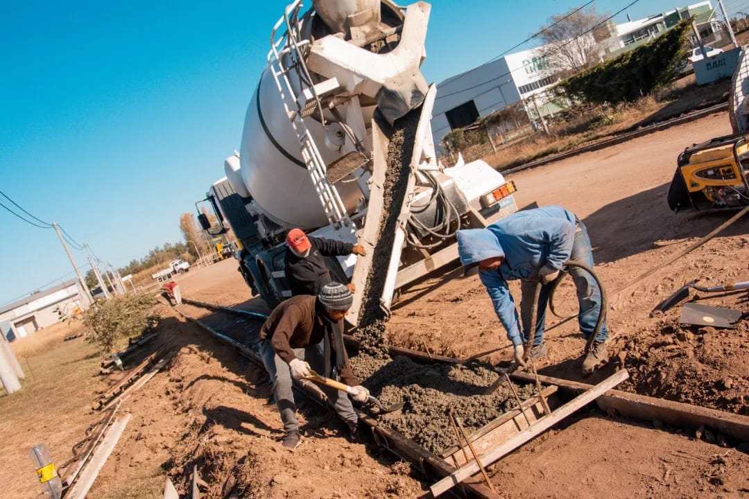 COMENZARON LOS TRABAJOS PARA LA REALIZACIÓN DEL CORDÓN CUNETA EN EL PARQUE INDUSTRIAL