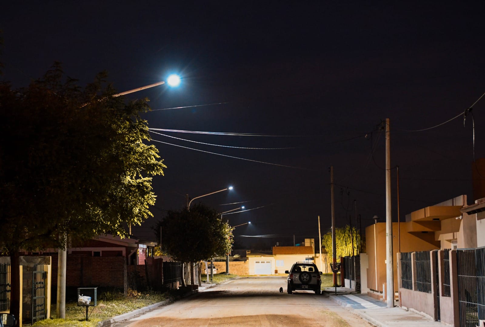 EL MUNICIPIO COLOCÓ NUEVA LUMINARIA LED EN CALLES DE BARRIO CABERO