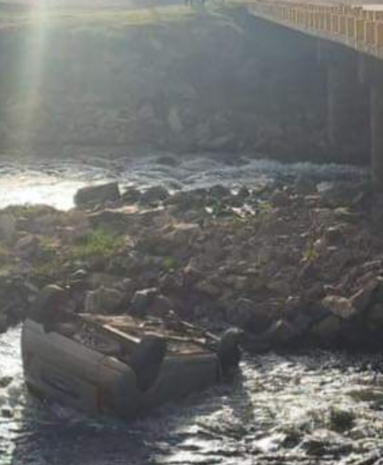 UN AUTOMOVIL CAYÓ AL RÍO, EN EL SECTOR DEL VADO EN EL BALNEARIO MUNICIPAL 