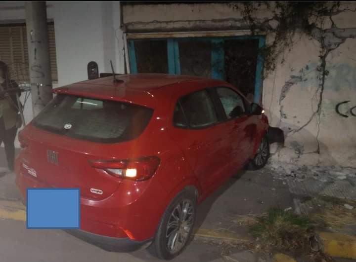 Parte policial: Una mujer choca contra una vivienda