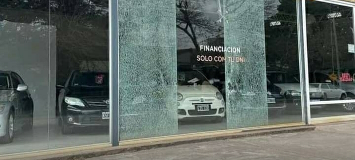 Almafuerte: rompieron vidrieras y cristales de autos provocando grandes daños