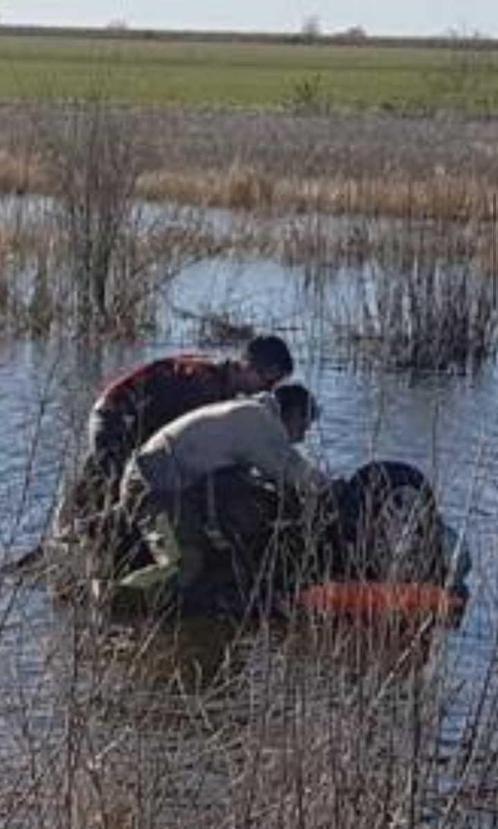 Tr&aacute;gico vuelco en Alcira Gigena: automovilista muri&oacute; tras terminar sumergido en una laguna