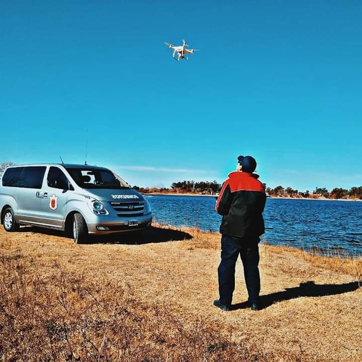 Bomberos Voluntarios de nuestra Ciudad contin&uacute;an con la B&uacute;squeda de la mujer desaparecida con Canes, Drones, Kayak , Vehiculos.