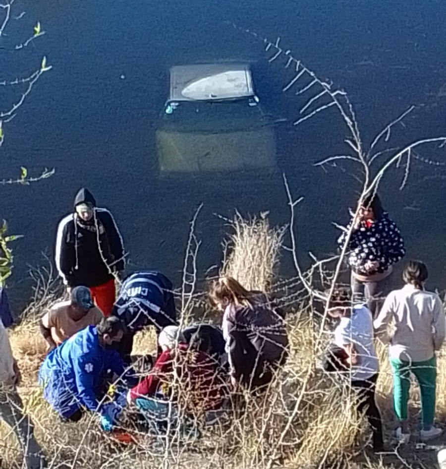 BOMBEROS VOLUNTARIOS DE ALMAFUERTE TRABAJARON EN UN RESCATE DE VEHÍCULO EN PIEDRAS MORAS 