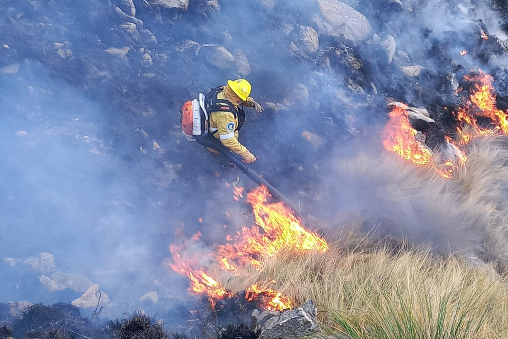 Fabián Vargas: el incendio está activo y es muy difícil el trabajo del personal