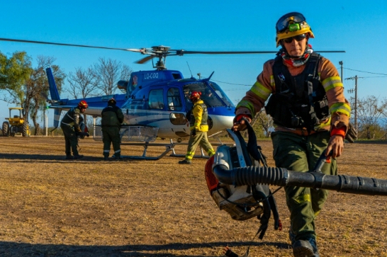Bomberos voluntarios continúan combatiendo el incendio en la zona del Cerro Champaquí