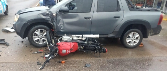 Parte policial: Accidente entre una camioneta y una motocicleta dejó un joven de 21 años herido.