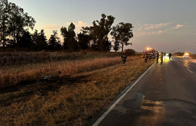 Parte policial: A joven que circulaba entre Villa Ascasubi y Tancacha se le reventó la cubierta de la moto, esto provocó que el rodado se prendiera fuego.