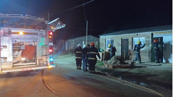 Accionar de bomberos: rescates, incendio de vehículo e incendio de vivienda