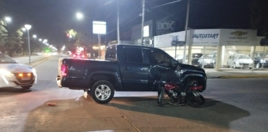 Parte policial: Accidente de tránsito entre una camioneta y una moto con un joven lesionado.