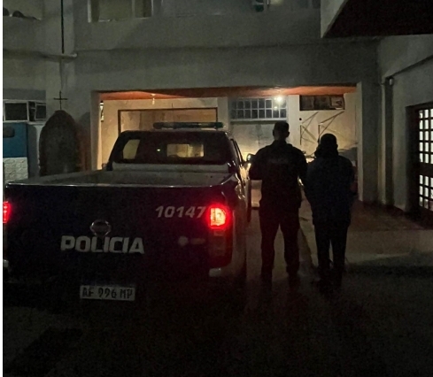 Parte policial: Fue sorprendido trepando el cerco de APADIM y terminó detenido
