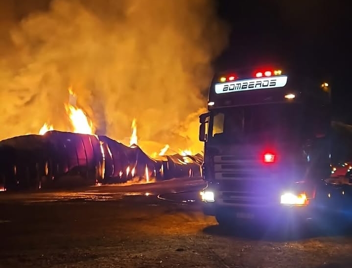 Incendio en aserradero de Villa del Prado: Bomberos de Río Tercero colaboran en el operativo