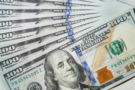 El dólar oficial subió $25 y cerró a $1325, el máximo desde la salida del cepo