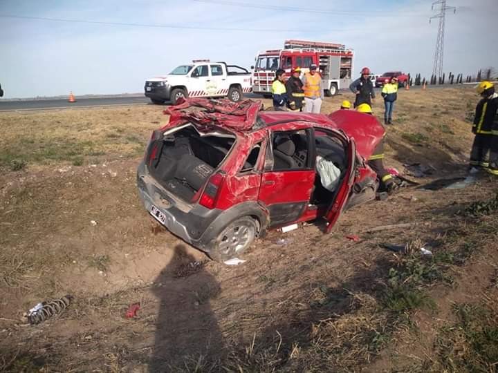 Autom&oacute;vil perdi&oacute; el control, una ocupante tuvo lesiones graves.