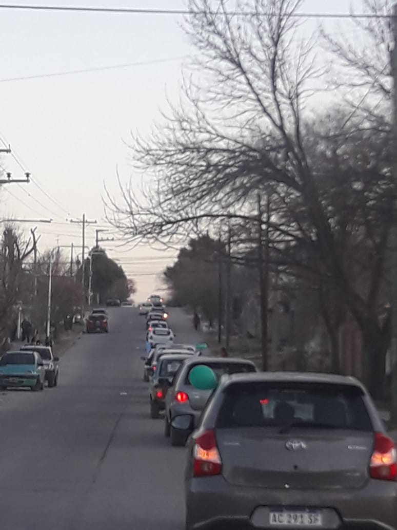 PEIRONE CERR&Oacute; SU CAMPA&Ntilde;A CON UNA CARAVANA POR LOS BARRIOS