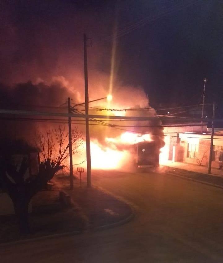 PARTE POLICIAL *INCENDIO DE VEH&Iacute;CULO EN LA VIA PUBLICA* Viernes 23/08 