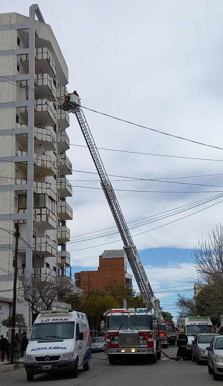 RÁPIDO ACCIONAR DE BOMBEROS PARA EXTINGUIR INCENDIO EN EDIFICIO CÉNTRICO 