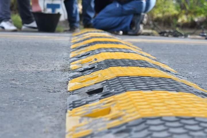LOS REDUCTORES FRENTE A LA ESCUELA RÓTULO AUN NO SE CONSTRUYEN