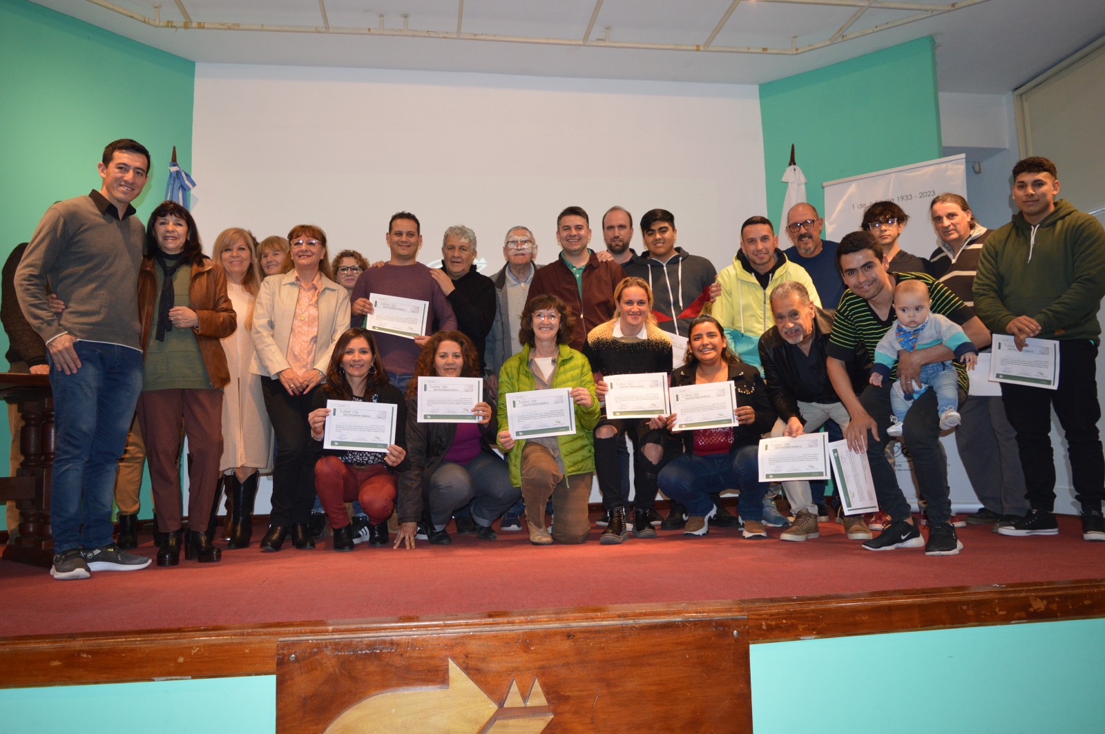 *SE ENTREGARON DIPLOMAS A LOS PRIMEROS GRUPOS DE LOS TALLERES DE LA COOPERATIVA*