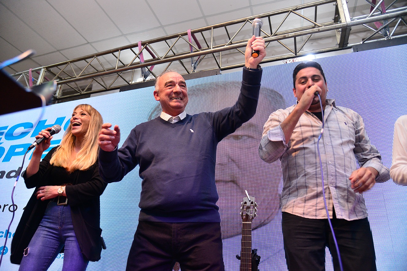 PECHO LÓPEZ CIERRA SU CAMPAÑA A SALÓN LLENO 