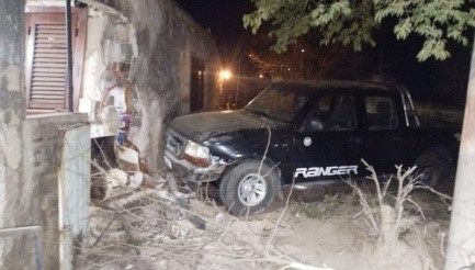 PARTE POLICIAL: VEHÍCULO IMPACTO CONTRA UNA VIVIENDA, EL CONDUCTOR SE DIO A LA FUGA