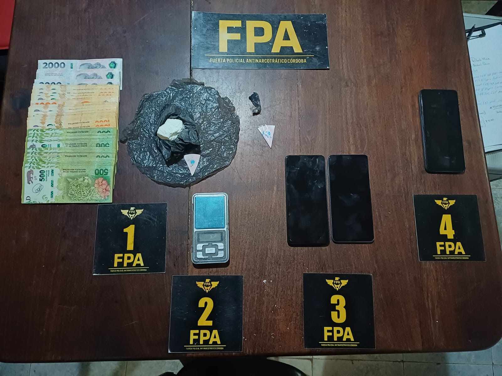 Fpa realizó tres allanamientos, secuestro de estupefacientes y detuvo a dos sujetos en Río Tercero 