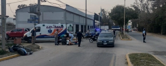 Parte policial: Accidente entre una camioneta y una moto donde una madre y su hija resultan lesionadas.