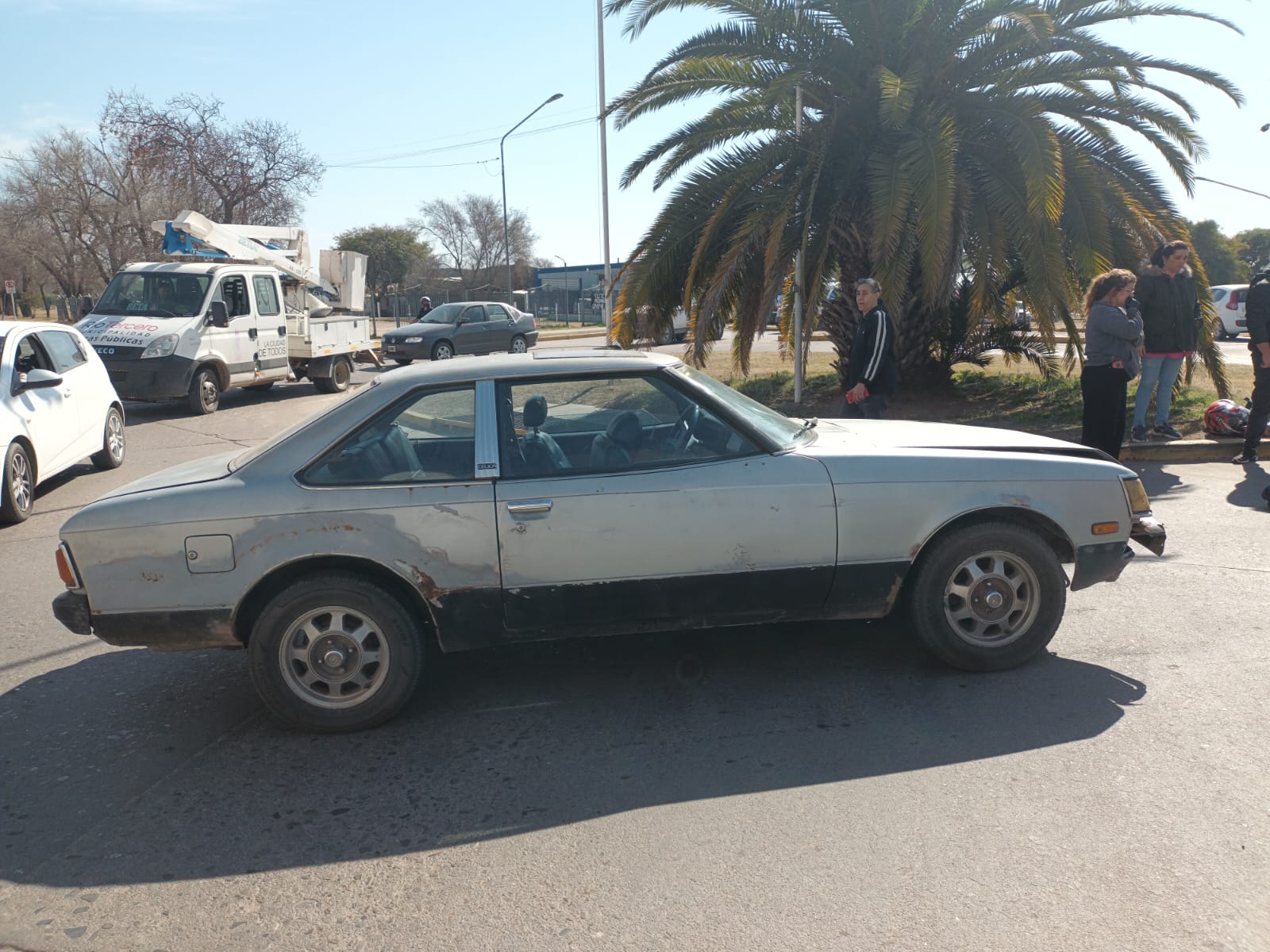 Accidente entre un automóvil y una motocicleta en la rotonda de Chacabuco y Esperanza