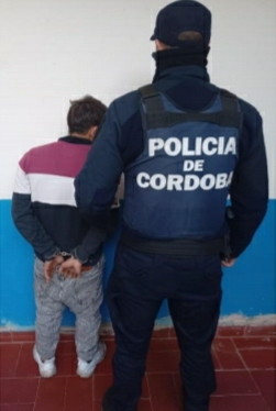 Parte policial: Masculino fue detenido por intentar abrir una camioneta estacionada frente a una vivienda 