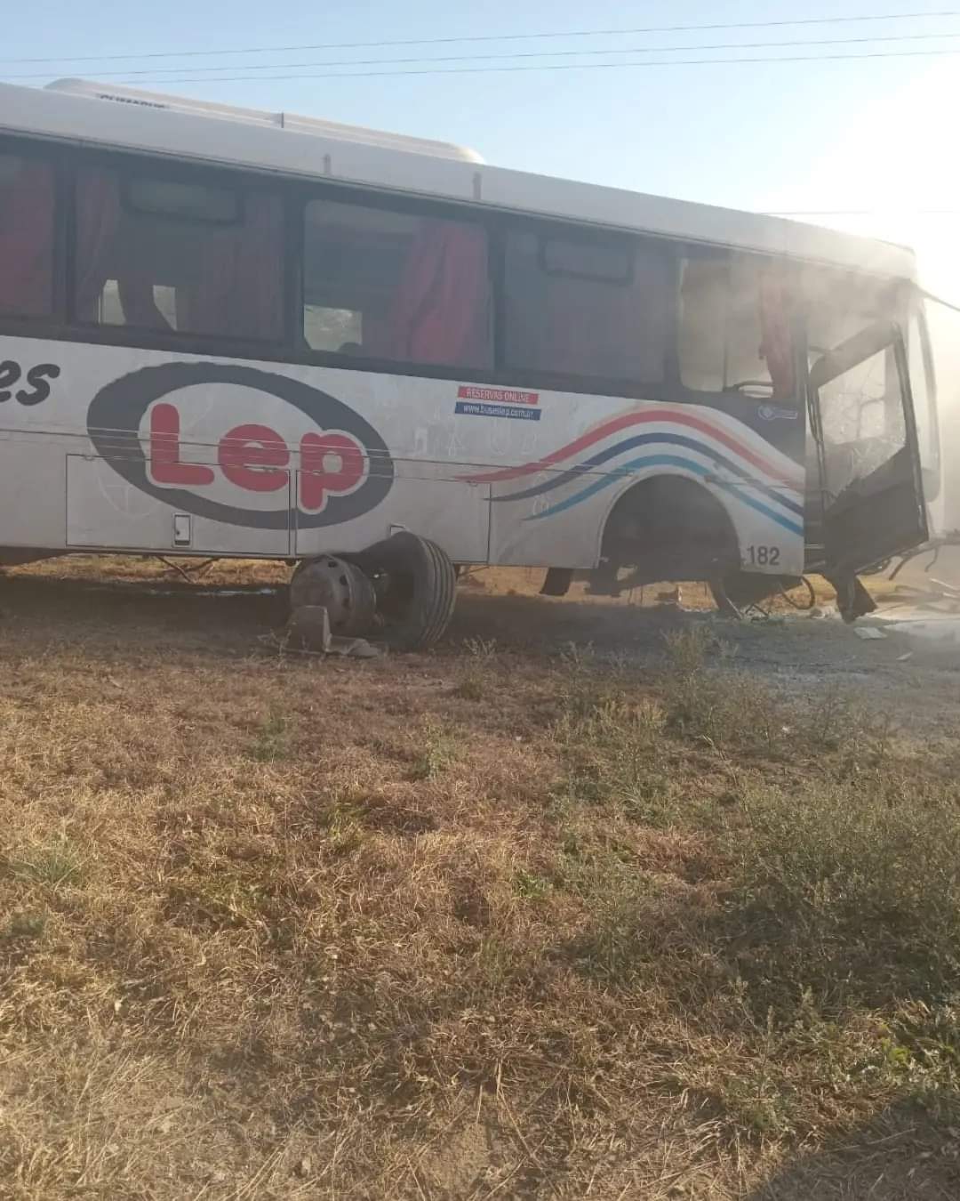 Un colectivo cruzó la calzada, atravesó el guardaraid y quedó sobre una alcantarilla
