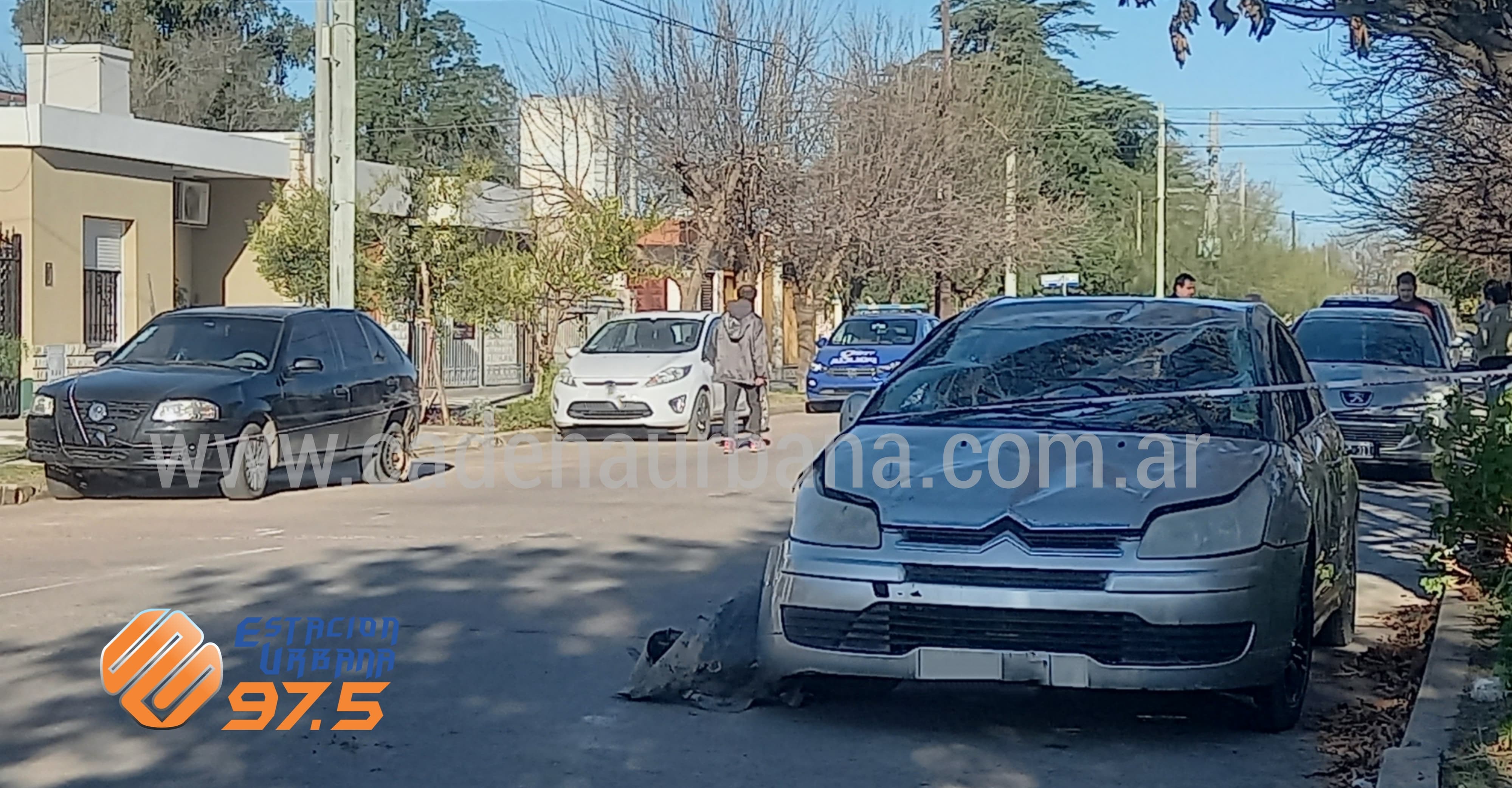 Auto volcó tras chocar en calle R. Fournier