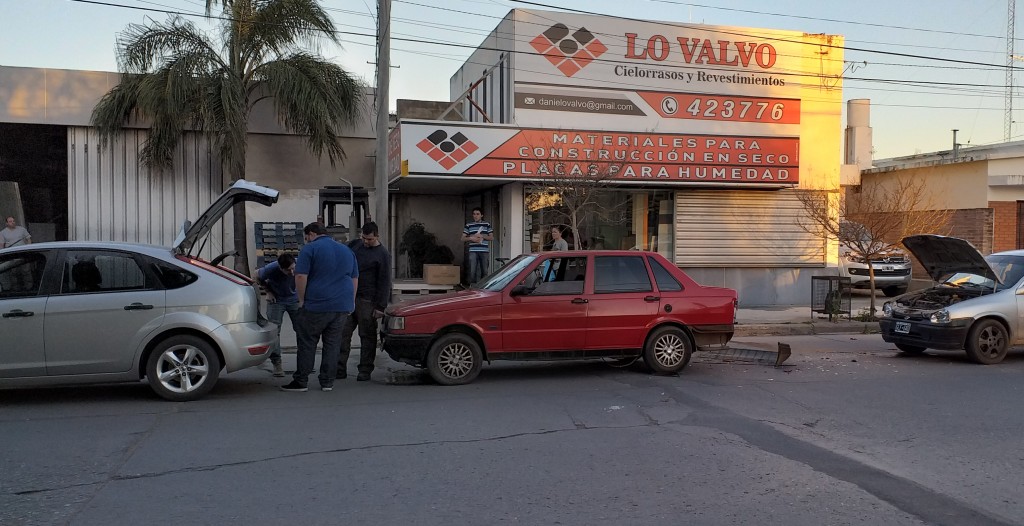 Accidente de tr&aacute;nsito participaron tres veh&iacute;culos.